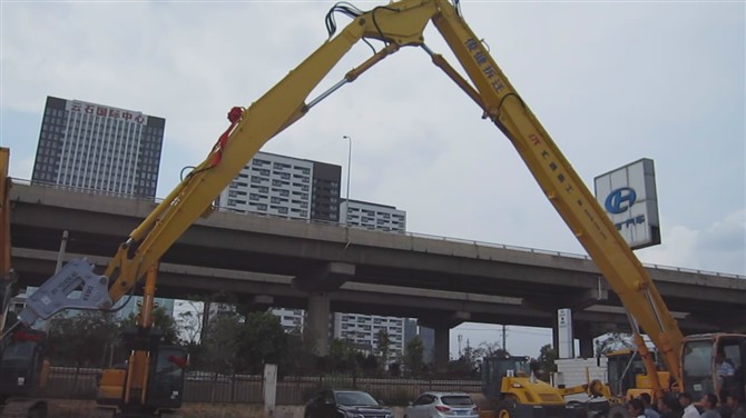 挖掘機(jī)拆樓臂 挖掘機(jī)拆樓臂