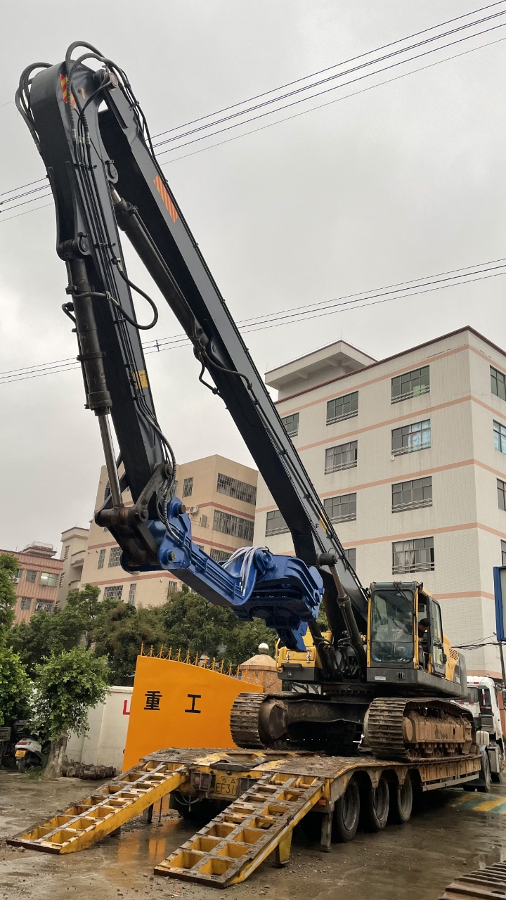 挖掘機(jī)打樁臂.jpg 挖掘機(jī)打樁臂.jpg